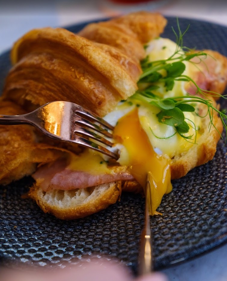 Croissant Benedict